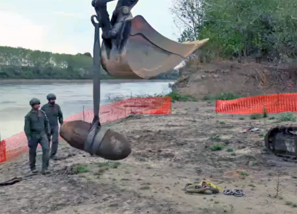Drought-reveals-WWII-bomb-in-Italy's-River-Po