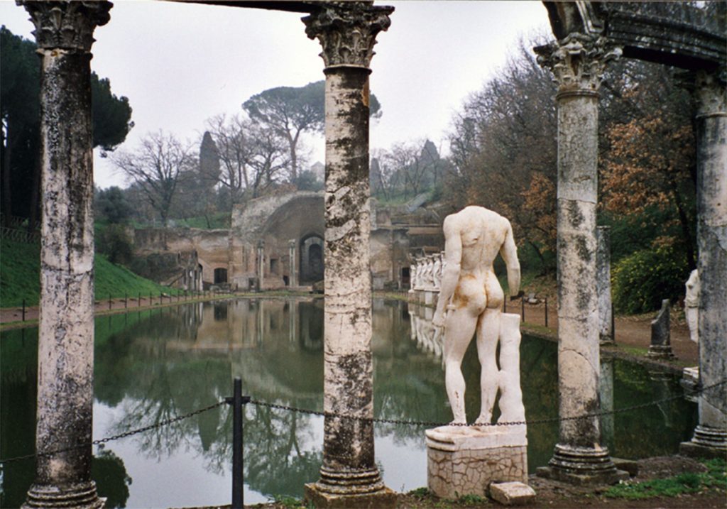 Perspective of the Canopus with the central basin and the triclinium in the background